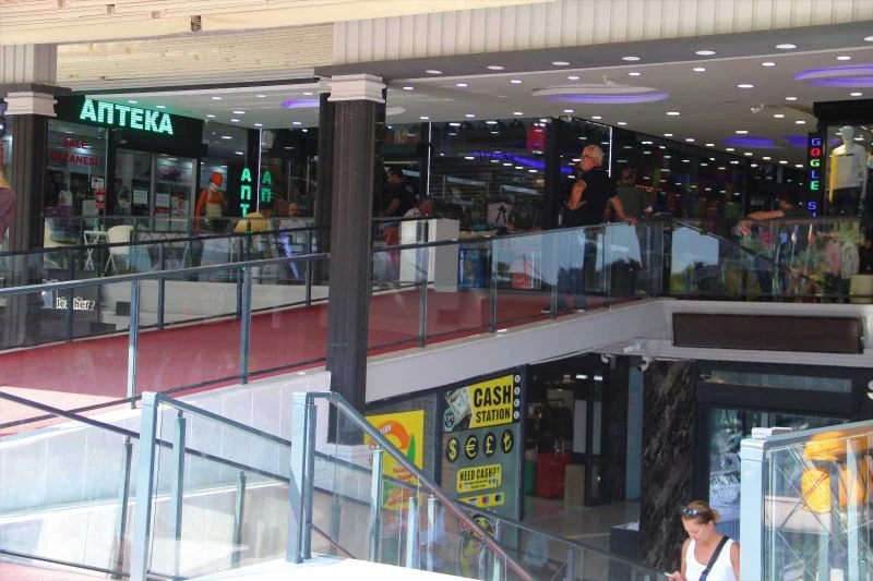 İranlı turistlerin tırnakçılık yöntemiyle dolandırıcılık yaptığı AVM’nin müdürü esnafı uyardı
