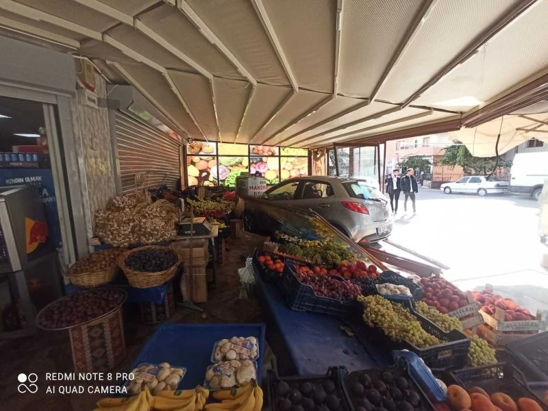 (Özel) Başkent’te kaza yapan otomobil marketin manav reyonuna daldı
