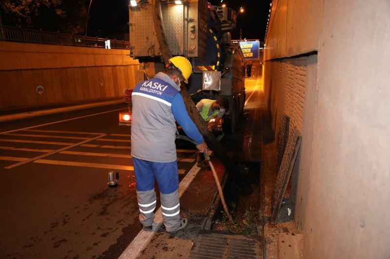 KASKİ’den yağmur suyu ızgaralarına temizlik
