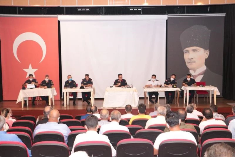 Mersin İl Jandarma Komutanı Çarıkcıoğlu, muhtarlarla toplantı yaptı