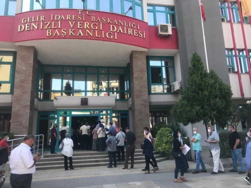 Yapılandırma için son güne kalanlar saatlerce sıra bekledi
