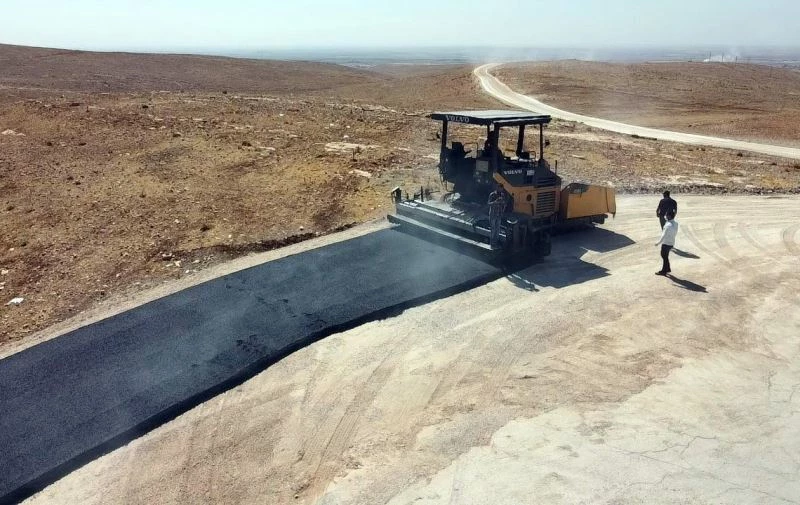 Artuklu ve Yeşilli ilçeleri arasında kalan yolda asfaltlama çalışmaları başladı
