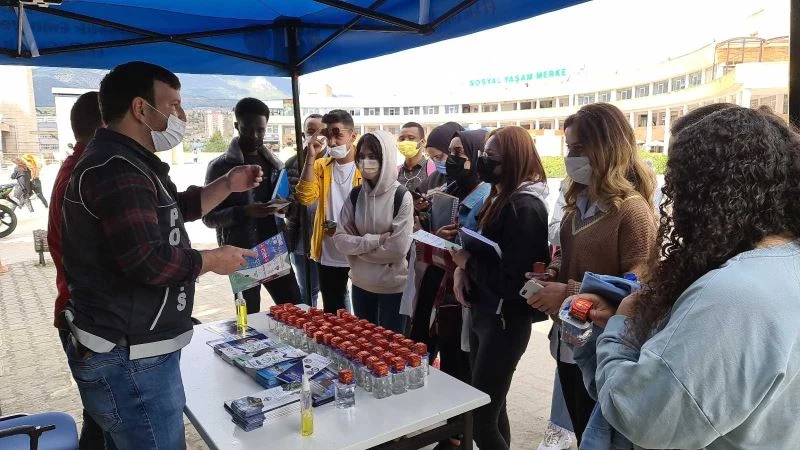 Polis üniversite yerleşkesinde öğrencileri terör ve uyuşturucuya karşı bilgilendirdi
