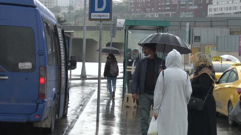 İstanbul’da yağmur yağdı, vatandaş yoğunlaşan trafikten dert yandı
