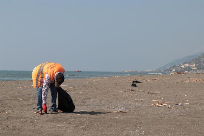 Hatay sahillerinde Suriye kaynaklı petrol sızıntısının temizlik çalışmaları sürüyor