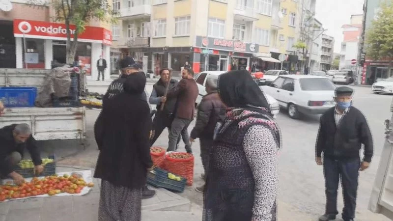 Zabıtayı görünce eline aldığı sopayla diğer seyyar satıcının üzerine yürüdü
