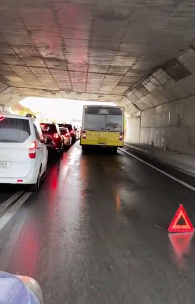 İETT otobüsü arızalandı, trafik felç oldu
