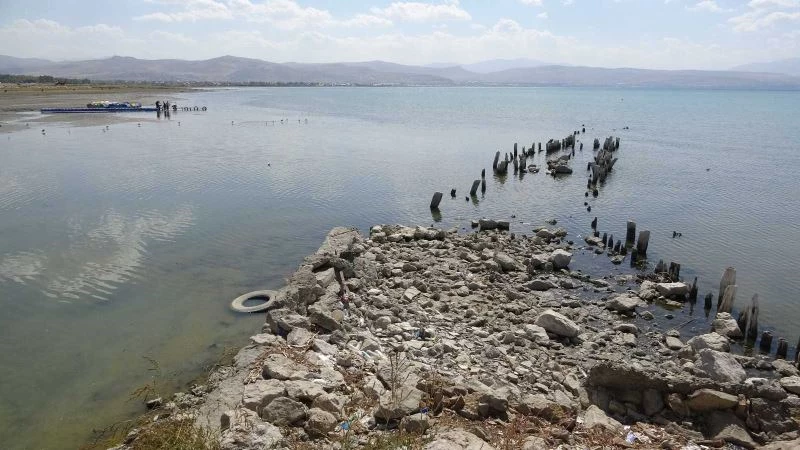 Van Gölü’nde suyun çekilmesi ile yüz yıllık iskele ortaya çıktı
