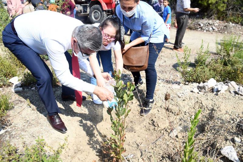 Down sendromlu çocuklar, diktikleri fidanları Başkan Topaloğlu ile birlikte suladılar
