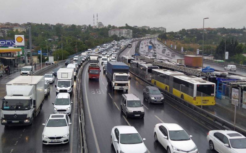 İstanbul’da yağışın etkisiyle trafik yoğunluğu arttı
