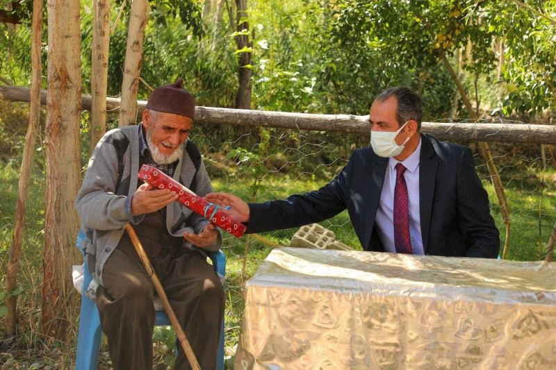 Başkan Tanış, “Yaşlılarımıza gereken değeri ve hürmeti göstermek en önemli görevimizdir”
