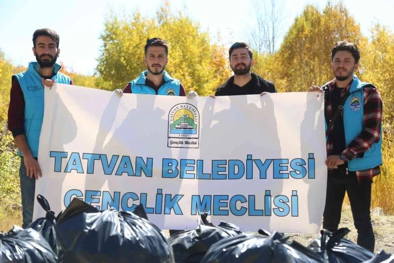 UNESCO Küresel Jeopark Ağı’na dahil edilmeyi bekleyen Nemrut Krater Gölü’nden tonlarca çöp çıktı
