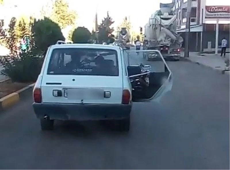 Otomobil trafikte kapısı açık ilerledi
