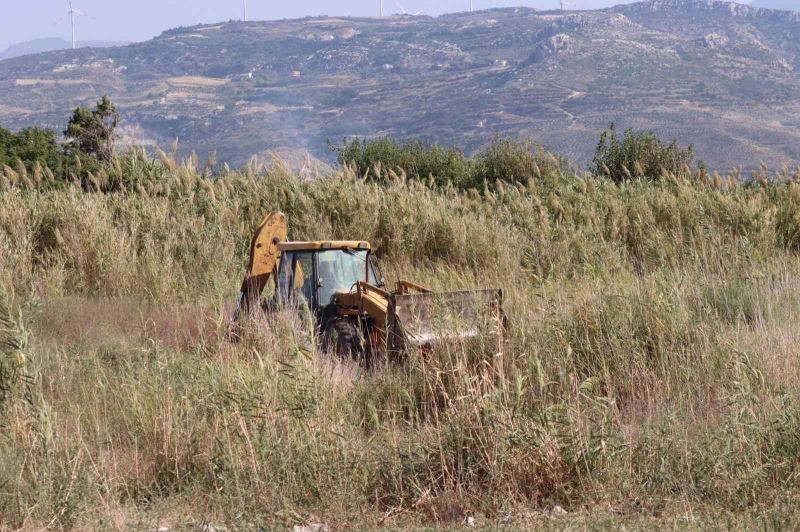 Kuş cennetine kepçe ile geçip yol açmaya çalıştı
