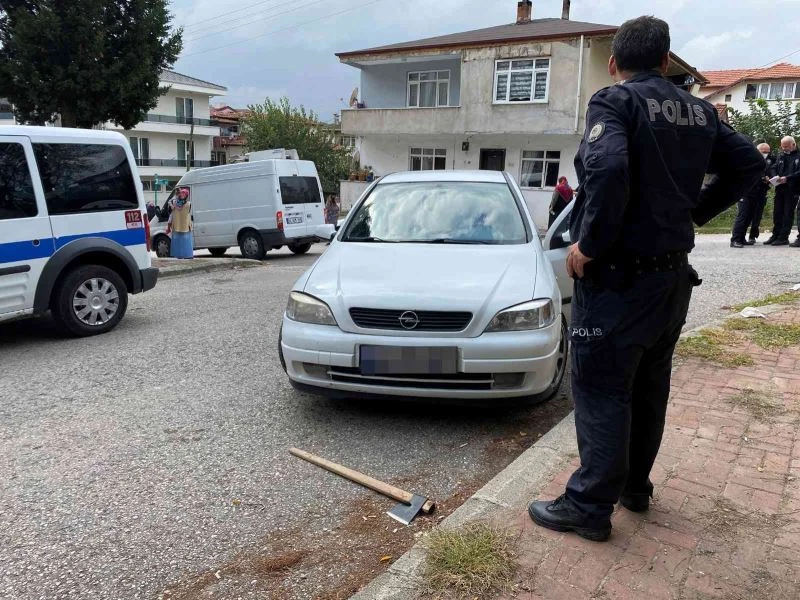 Trafikte tartıştıkları 2 kişiyi baltayla yaraladılar
