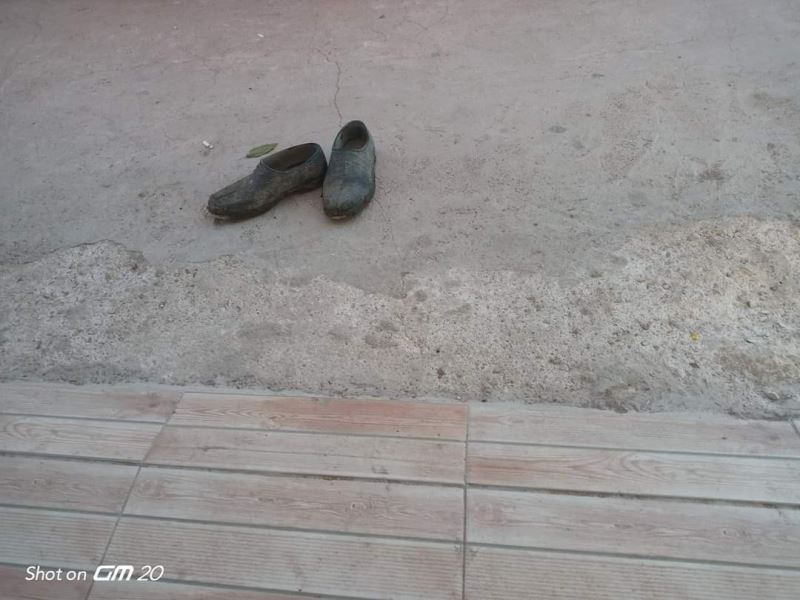 (Özel) Market kirlenmesin diye çamurlu ayakkabılarını çıkarıp çoraplarıyla içeri girdi
