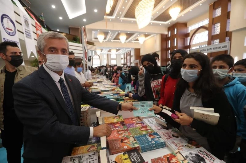 Kitap fuarını 9 günde 100 bini aşkın kişi ziyaret etti
