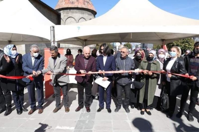 Erzurum’da ihtiyaç sahibi öğrenciler için hayır çarşısı düzenlendi
