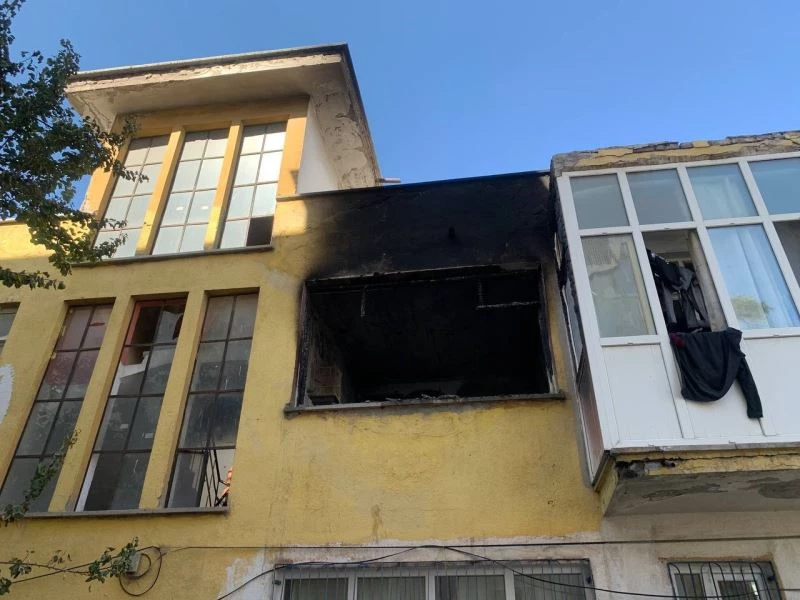 İkamette meydana gelen yangında bir oda küle döndü
