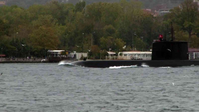 Türk denizaltısı İstanbul Boğazı’ndan geçti
