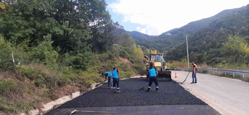 Yollardaki deformeler onarılıyor
