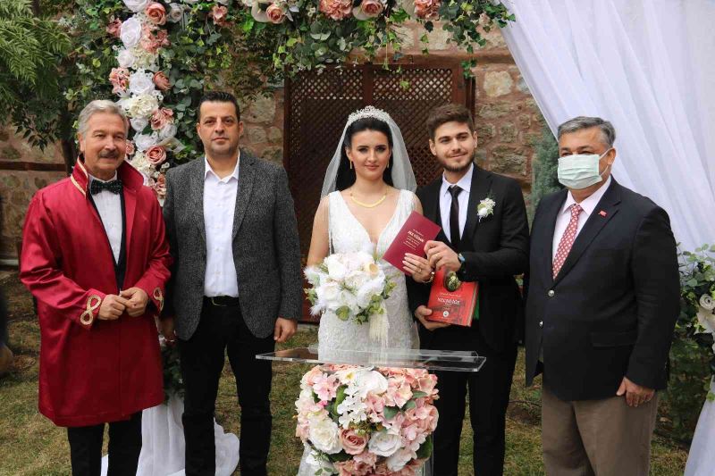Rumeli ve Balkan düğünlerinin canlandırıldığı Necmi İğe Etnografya Müzesi’nde ilk nikah heyecanı
