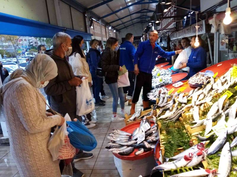 Bandırma balık halinde hamsi ve lüfer bolluğu
