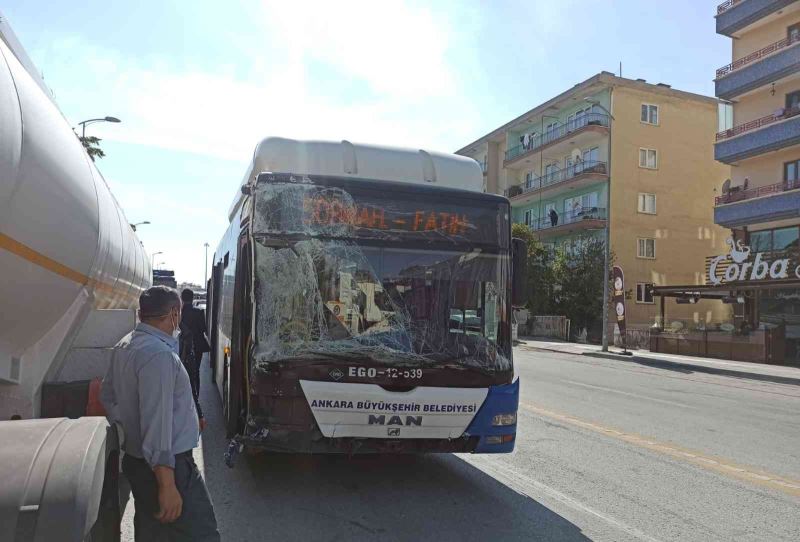 Başkent’te belediye otobüsü ile servis minibüsünün karıştığı zincirleme kazada 8 kişi yaralandı
