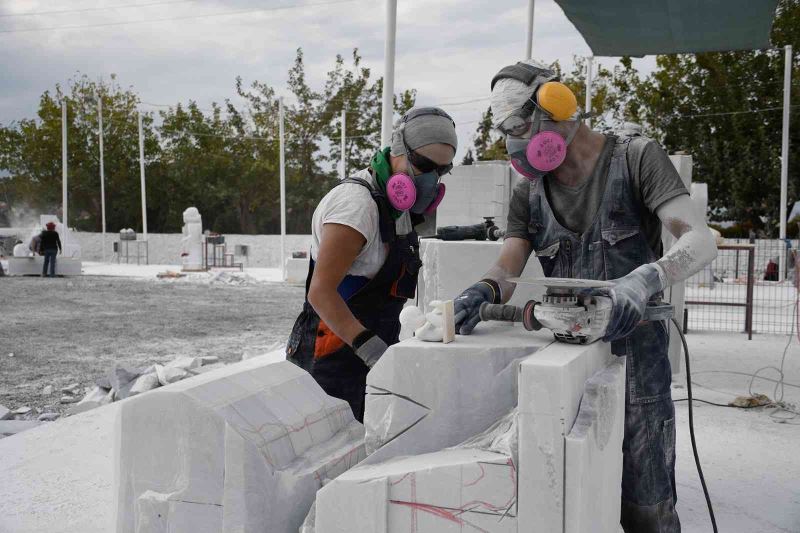 Kuşadası’nda ‘yaşam hakkı’ mermer bloklarda hayat buluyor
