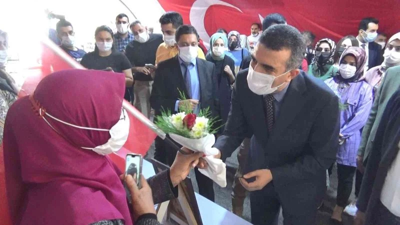 Eğil Kaymakamı Arslan, evlat nöbetindeki ailelerle bir araya geldi
