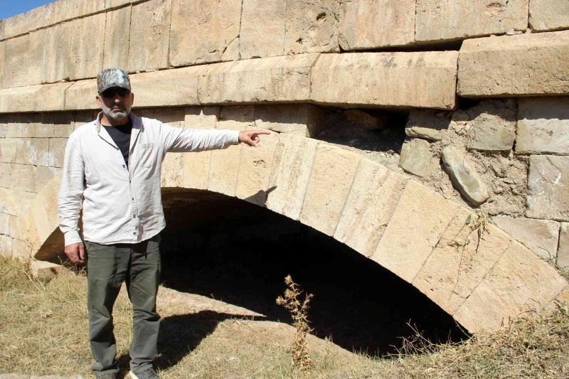 Define avcıları tarihi köprüyü talan etti
