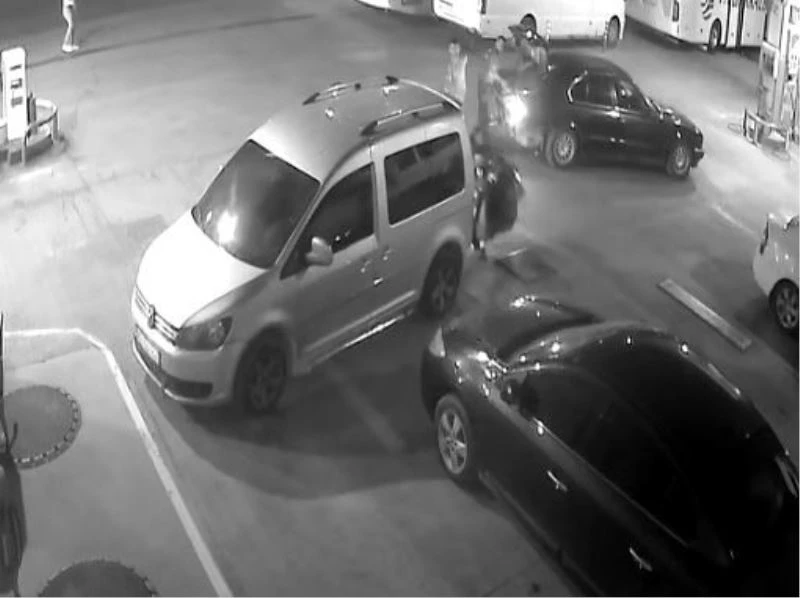 Eli ayağına dolanan kadın sürücü birkaç metre gidemeden araca tosladı
