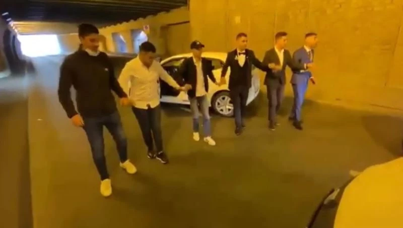 (Özel) Fatih’te düğün magandaları alt geçidi trafiğe kapatıp halay çekti
