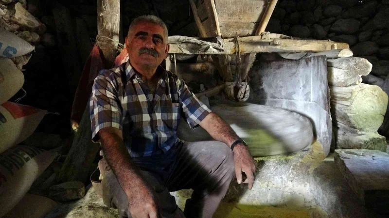 300 yıllık su değirmeni teknolojiye rağmen dönüyor
