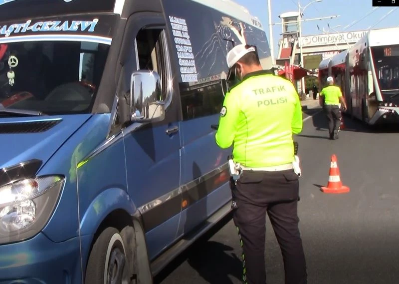 Polisten kurallara uymayan 323 araç sürücüne ceza
