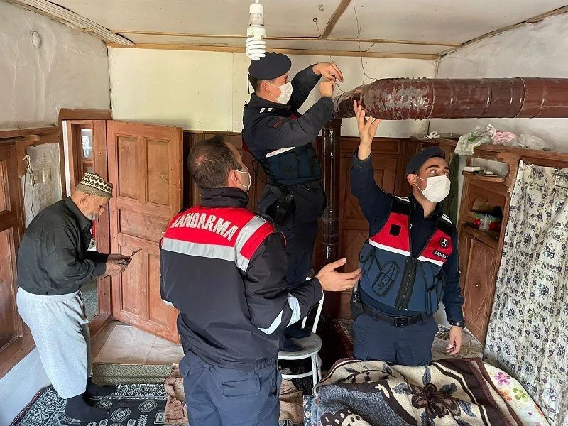 Sobasını kuramayan yaşlı çiftin yardımına jandarma koştu
