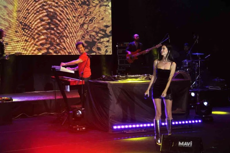 Ozan Doğulu ve Hera, Bodrum Kalesi’nde sahne aldı
