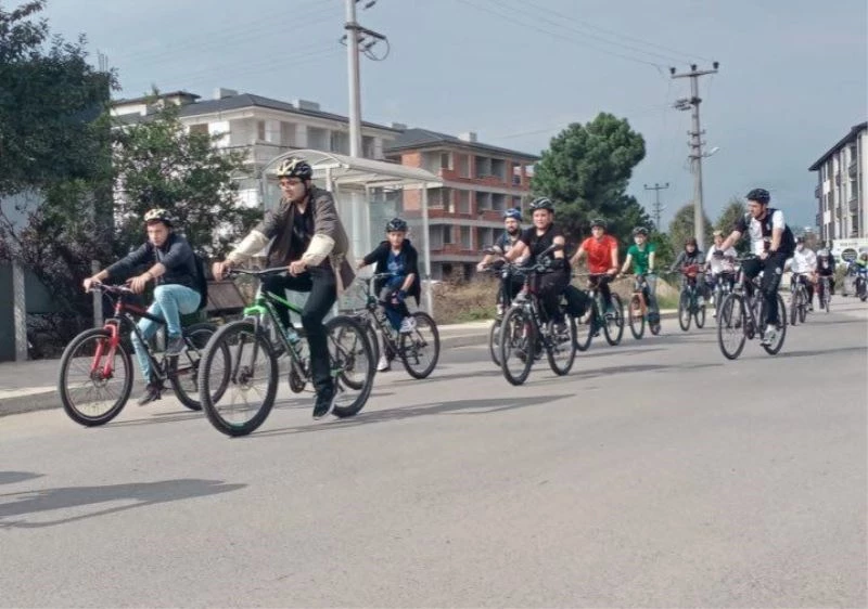 Yüzlerce bisikletli ‘trafikte bizde varız’ dedi
