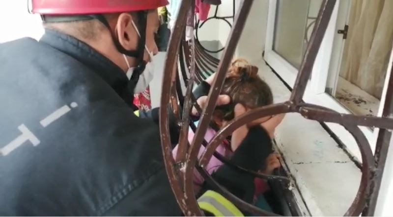Başı pencere demirine sıkışan çocuğu itfaiye kurtardı
