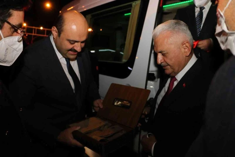 Binali Yıldırım’a Aziziye’de ehram sürprizi
