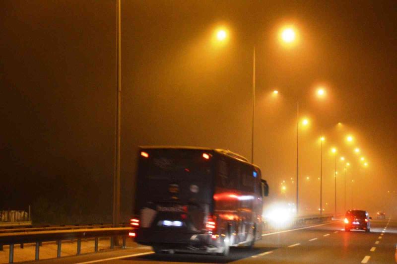 İstanbul’da gece saatlerinde sis etkili oldu :15 Temmuz Şehitler Köprüsü sisten kayboldu
