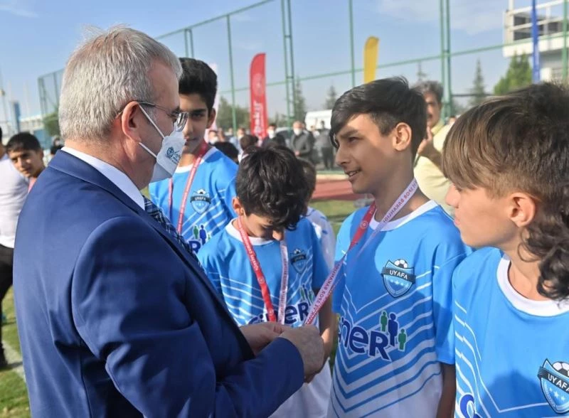 UYAFA seçmelerinde dereceye giren sporculara Vali Karaloğlu kupalarını verdi
