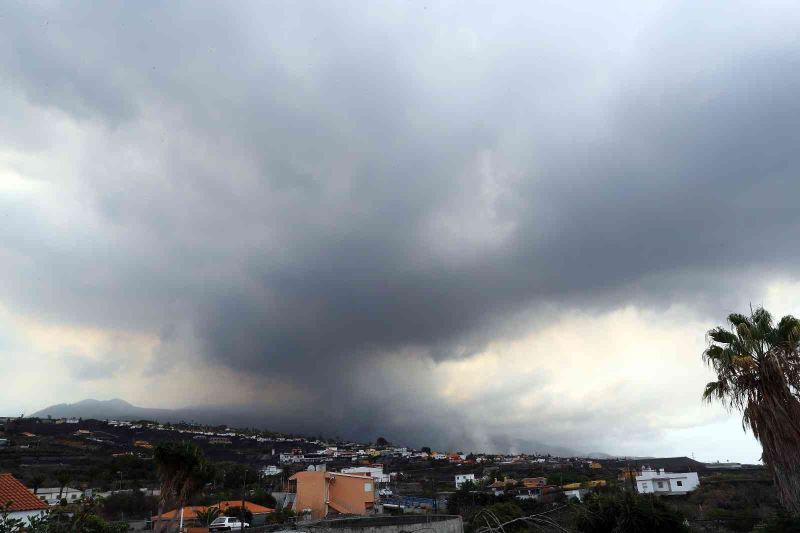 La Palma’da yanardağdan akan lav çimento fabrikasını yaktı
