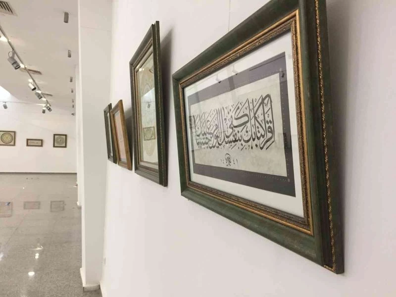 30 yıldır hat sanatı ile uğraşan hattat; 