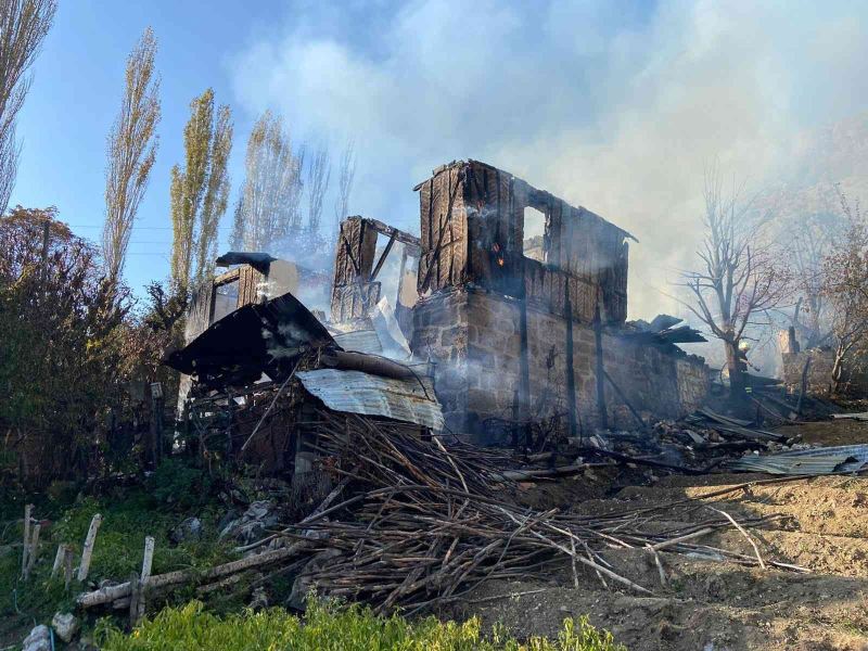 Suluova’da iki katlı ahşap ev yangında küle döndü
