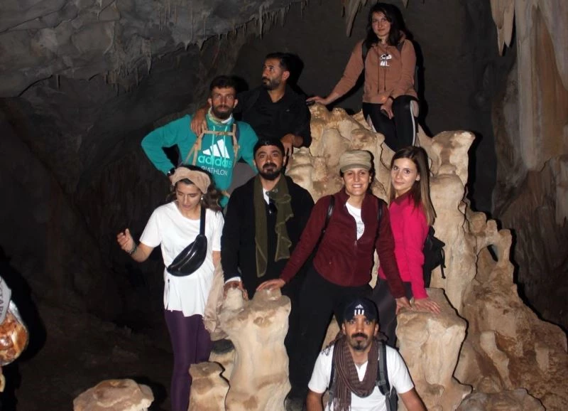 İçerisinde sarkıt ve dikitler olan mağara büyülüyor
