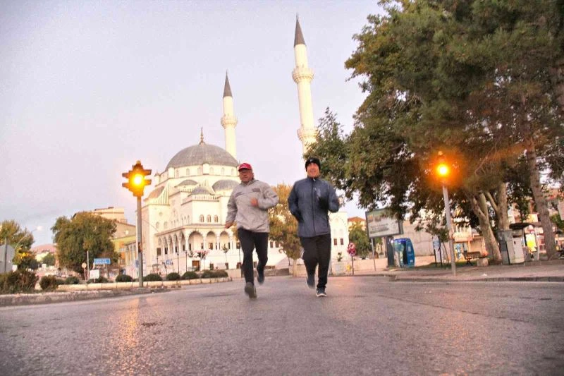 10 yıldır 17 kilometre koşuyorlar
