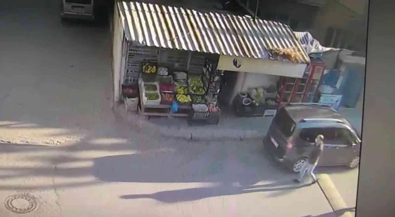 Kendilerini polis olarak tanıtarak girdikleri marketlerden sigara toplayan 3 kişi yakalandı

