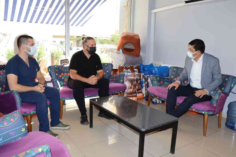 Başkan Özcan’dan yaralı leyleğin bakımını üstlenen veteriner hekime teşekkür
