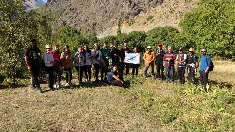 Yüksek rakımlı dağlarda doğa yürüyüşü yaptılar
